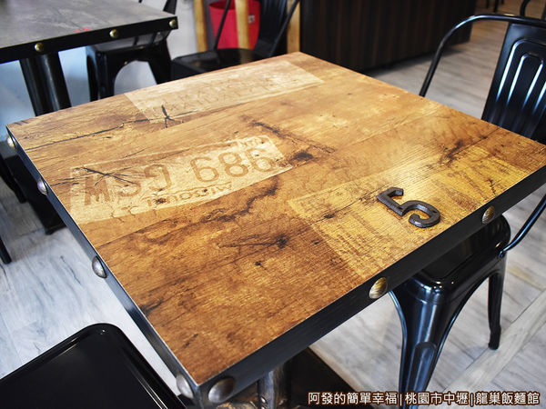 龍巢飯麵館04-桌椅.JPG