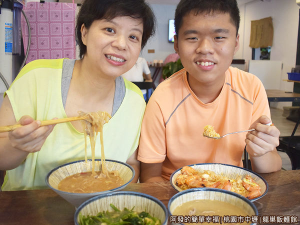 龍巢飯麵館24-留影.JPG