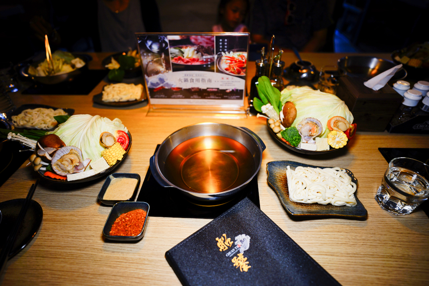 美食｜桃園中壢 船饕海鮮精緻鍋物 超浮誇痛風海鮮盤、和牛 青埔必吃火鍋推薦！親子聚餐、寵物友善 - 奇奇一起玩樂趣