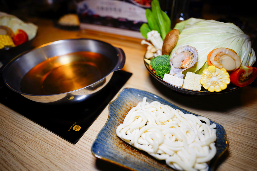美食｜桃園中壢 船饕海鮮精緻鍋物 超浮誇痛風海鮮盤、和牛 青埔必吃火鍋推薦！親子聚餐、寵物友善 - 奇奇一起玩樂趣