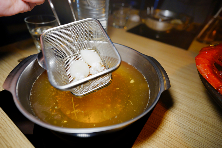 美食｜桃園中壢 船饕海鮮精緻鍋物 超浮誇痛風海鮮盤、和牛 青埔必吃火鍋推薦！親子聚餐、寵物友善 - 奇奇一起玩樂趣