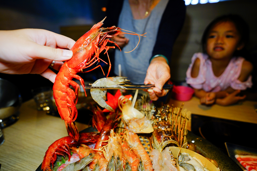 美食｜桃園中壢 船饕海鮮精緻鍋物 超浮誇痛風海鮮盤、和牛 青埔必吃火鍋推薦！親子聚餐、寵物友善 - 奇奇一起玩樂趣