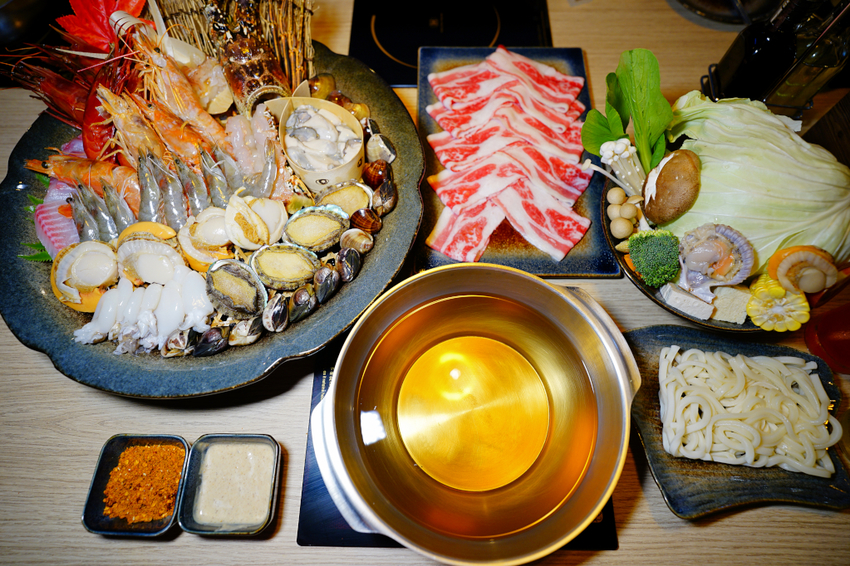美食｜桃園中壢 船饕海鮮精緻鍋物 超浮誇痛風海鮮盤、和牛 青埔必吃火鍋推薦！親子聚餐、寵物友善 - 奇奇一起玩樂趣