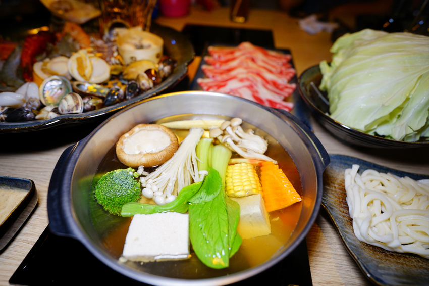 美食｜桃園中壢 船饕海鮮精緻鍋物 超浮誇痛風海鮮盤、和牛 青埔必吃火鍋推薦！親子聚餐、寵物友善 - 奇奇一起玩樂趣