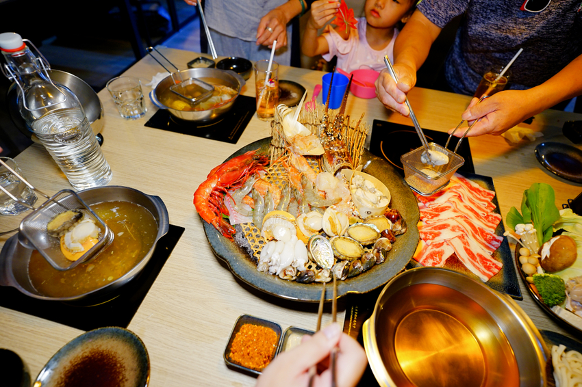 美食｜桃園中壢 船饕海鮮精緻鍋物 超浮誇痛風海鮮盤、和牛 青埔必吃火鍋推薦！親子聚餐、寵物友善 - 奇奇一起玩樂趣