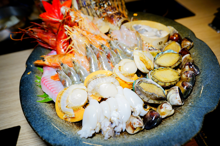 美食｜桃園中壢 船饕海鮮精緻鍋物 超浮誇痛風海鮮盤、和牛 青埔必吃火鍋推薦！親子聚餐、寵物友善 - 奇奇一起玩樂趣