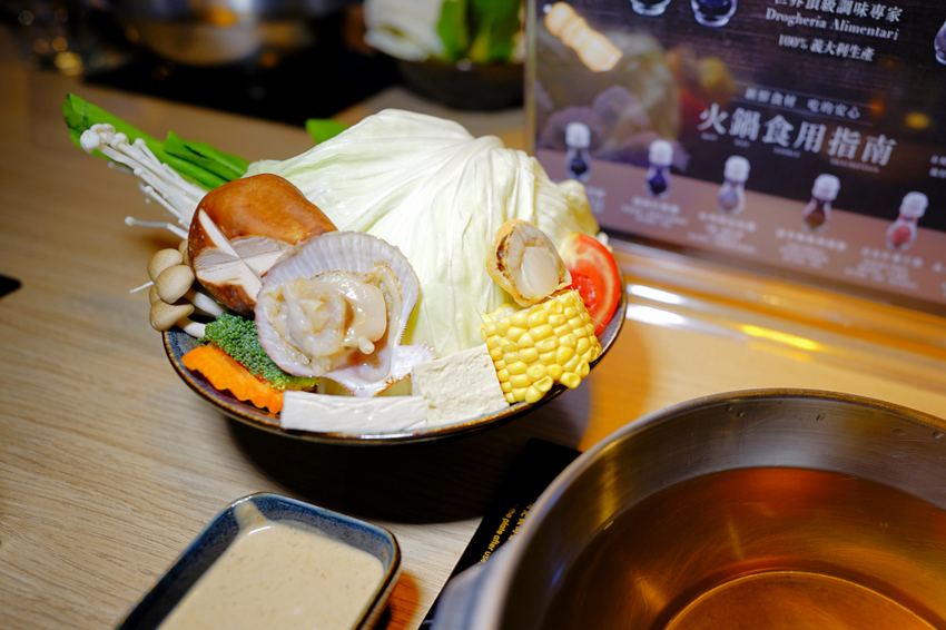 美食｜桃園中壢 船饕海鮮精緻鍋物 超浮誇痛風海鮮盤、和牛 青埔必吃火鍋推薦！親子聚餐、寵物友善 - 奇奇一起玩樂趣