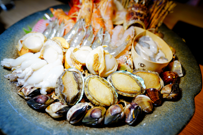 美食｜桃園中壢 船饕海鮮精緻鍋物 超浮誇痛風海鮮盤、和牛 青埔必吃火鍋推薦！親子聚餐、寵物友善 - 奇奇一起玩樂趣