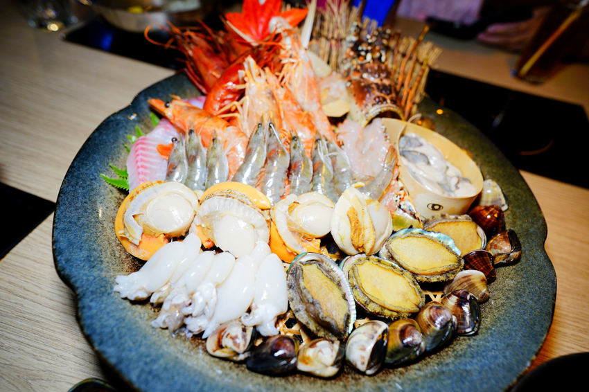美食｜桃園中壢 船饕海鮮精緻鍋物 超浮誇痛風海鮮盤、和牛 青埔必吃火鍋推薦！親子聚餐、寵物友善 - 奇奇一起玩樂趣