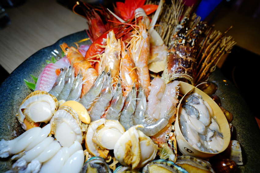 美食｜桃園中壢 船饕海鮮精緻鍋物 超浮誇痛風海鮮盤、和牛 青埔必吃火鍋推薦！親子聚餐、寵物友善 - 奇奇一起玩樂趣