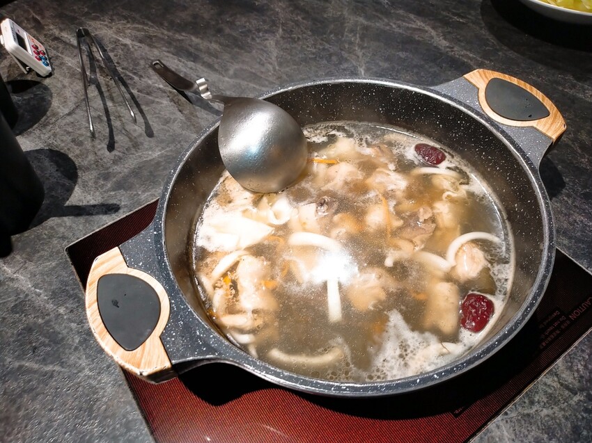 [分享] 大安9號鍋物。鐵板燒，母親節新品上市-蟲草花椰汁雞鍋物，是香江貴婦養顏美容的秘密，消暑更滋補養