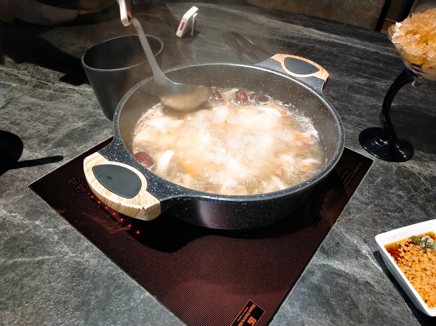 [分享] 大安9號鍋物。鐵板燒，母親節新品上市-蟲草花椰汁雞鍋物，是香江貴婦養顏美容的秘密，消暑更滋補養