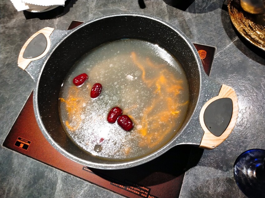 [分享] 大安9號鍋物。鐵板燒，母親節新品上市-蟲草花椰汁雞鍋物，是香江貴婦養顏美容的秘密，消暑更滋補養