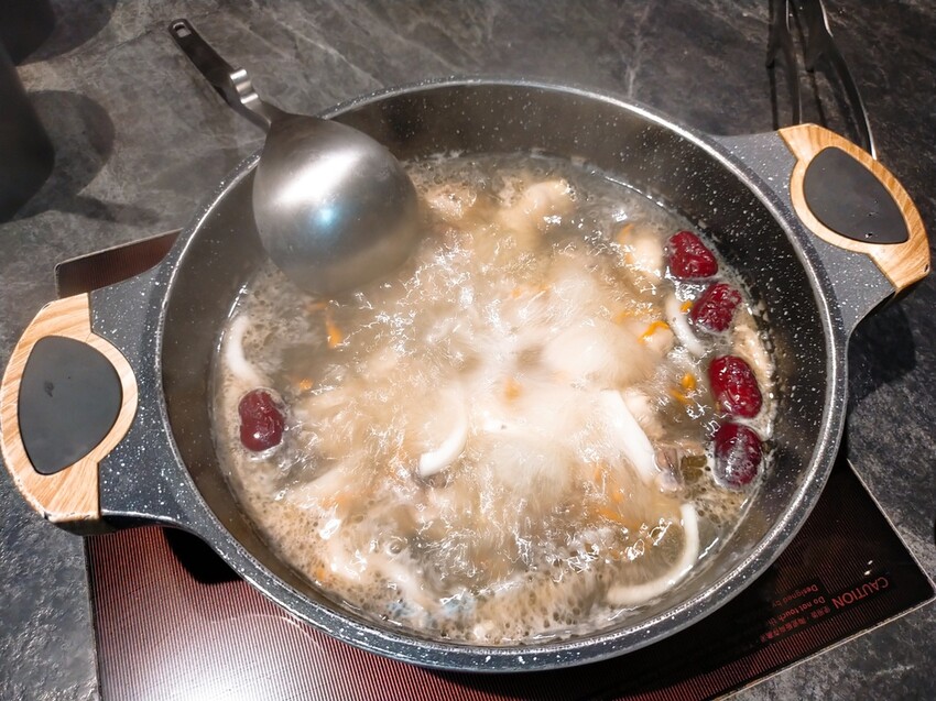 [分享] 大安9號鍋物。鐵板燒，母親節新品上市-蟲草花椰汁雞鍋物，是香江貴婦養顏美容的秘密，消暑更滋補養