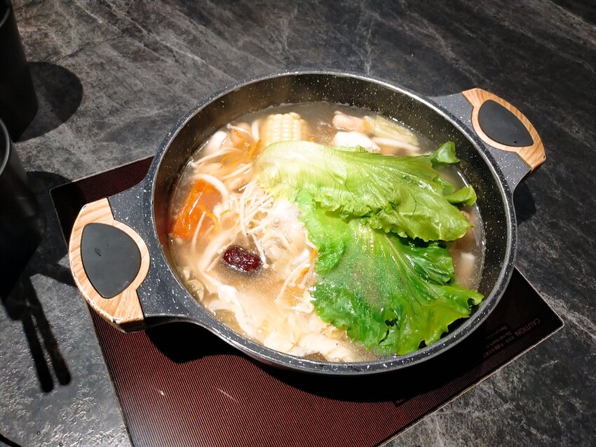 [分享] 大安9號鍋物。鐵板燒，母親節新品上市-蟲草花椰汁雞鍋物，是香江貴婦養顏美容的秘密，消暑更滋補養