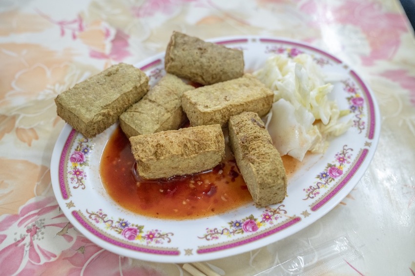 宜蘭美食 龍潭 廟口傳統臭豆腐｜宜蘭人帶路 外酥內軟臭豆腐，一份吃不夠！！ · 算命的說我很愛吃