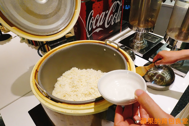 [食記] 台北松山 - 蘇耐吉廚房 $390炭烤牛排佐花生沙嗲 套餐享有開胃菜涼拌料理甜品 飲料湯品自助吧 泰式套餐