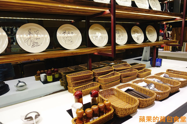 [食記] 台北松山 - 蘇耐吉廚房 $390炭烤牛排佐花生沙嗲 套餐享有開胃菜涼拌料理甜品 飲料湯品自助吧 泰式套餐