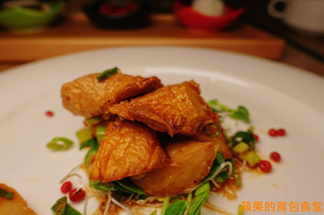 [食記] 台北松山 - 蘇耐吉廚房 $390炭烤牛排佐花生沙嗲 套餐享有開胃菜涼拌料理甜品 飲料湯品自助吧 泰式套餐