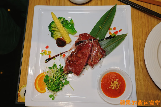 [食記] 台北松山 - 蘇耐吉廚房 $390炭烤牛排佐花生沙嗲 套餐享有開胃菜涼拌料理甜品 飲料湯品自助吧 泰式套餐