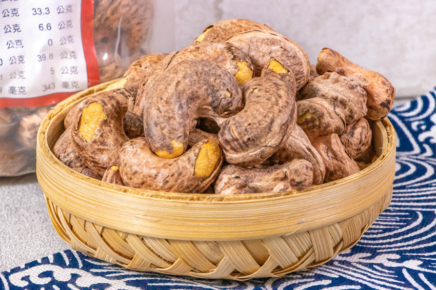 台北伴手禮,鼎薌小館不止賣台菜,還有顆顆飽滿進口腰果,新鮮吃法的夏威夷豆~逢年過節必備禮品。 - 微笑Joe幸運