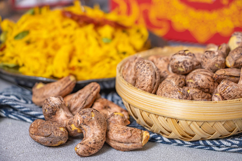 台北伴手禮,鼎薌小館不止賣台菜,還有顆顆飽滿進口腰果,新鮮吃法的夏威夷豆~逢年過節必備禮品。 - 微笑Joe幸運