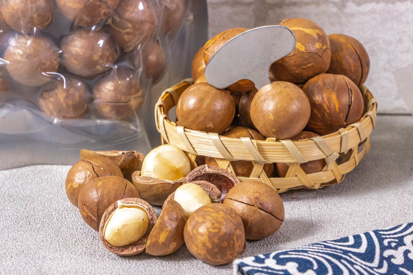 台北伴手禮,鼎薌小館不止賣台菜,還有顆顆飽滿進口腰果,新鮮吃法的夏威夷豆~逢年過節必備禮品。 - 微笑Joe幸運