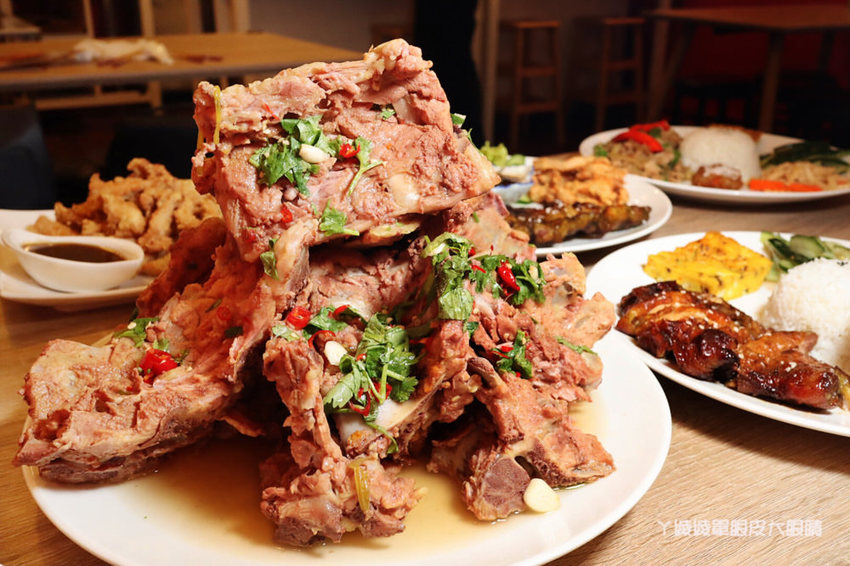 跨國越泰美食搬家了！超浮誇泰式排骨滑山，新竹美食推薦必吃泰式串烤跟越式排骨湯麵