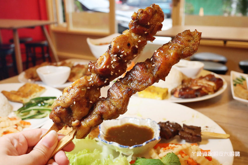 跨國越泰美食搬家了！超浮誇泰式排骨滑山，新竹美食推薦必吃泰式串烤跟越式排骨湯麵