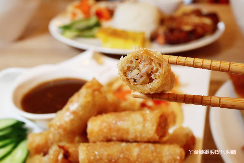 跨國越泰美食搬家了！超浮誇泰式排骨滑山，新竹美食推薦必吃泰式串烤跟越式排骨湯麵