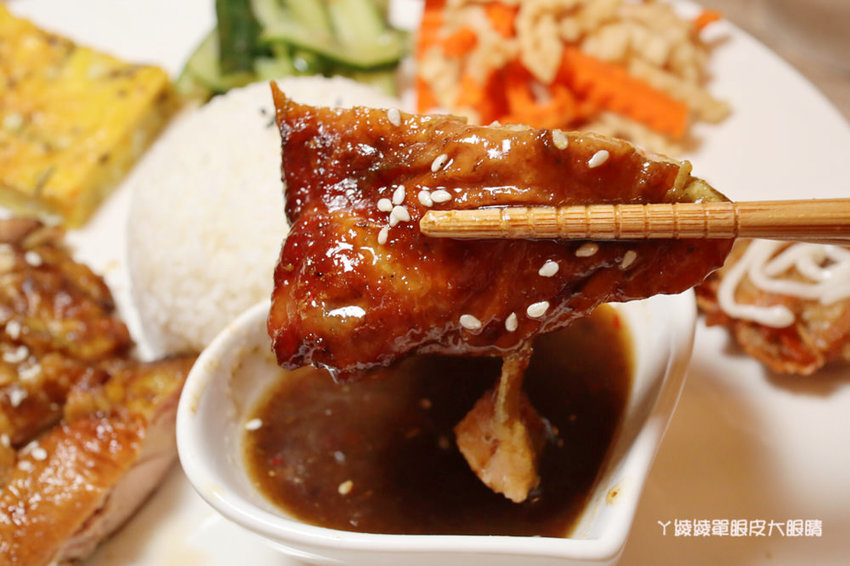 跨國越泰美食搬家了！超浮誇泰式排骨滑山，新竹美食推薦必吃泰式串烤跟越式排骨湯麵