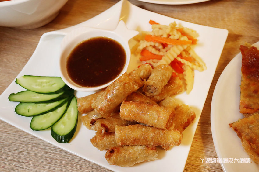 跨國越泰美食搬家了！超浮誇泰式排骨滑山，新竹美食推薦必吃泰式串烤跟越式排骨湯麵