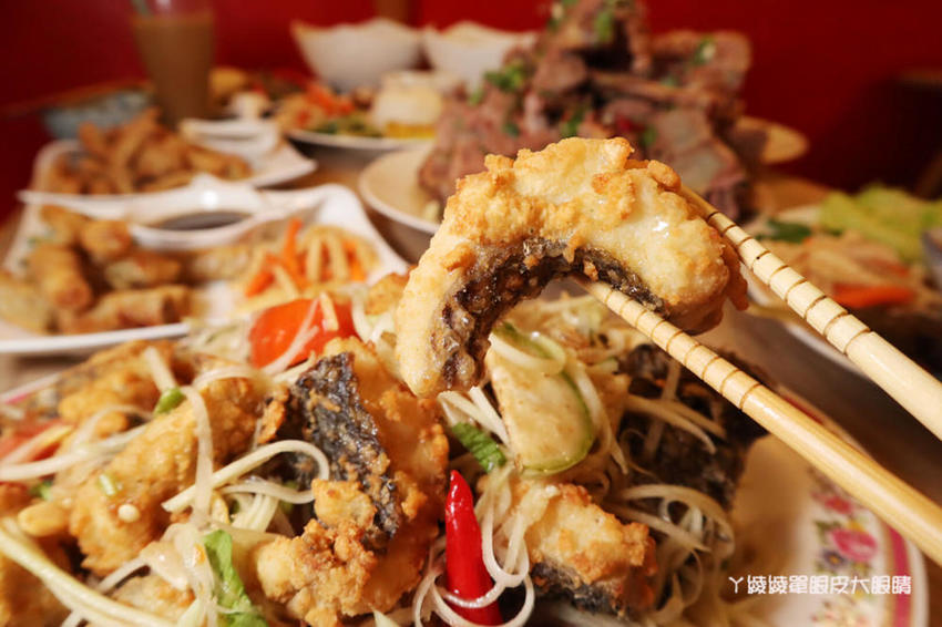 跨國越泰美食搬家了！超浮誇泰式排骨滑山，新竹美食推薦必吃泰式串烤跟越式排骨湯麵