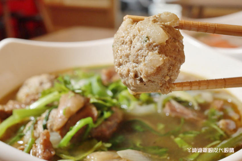 跨國越泰美食搬家了！超浮誇泰式排骨滑山，新竹美食推薦必吃泰式串烤跟越式排骨湯麵