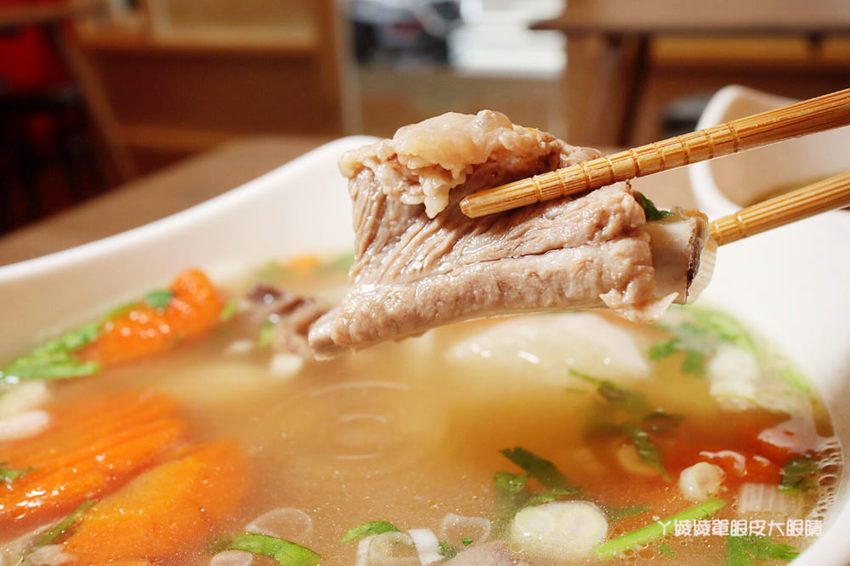 跨國越泰美食搬家了！超浮誇泰式排骨滑山，新竹美食推薦必吃泰式串烤跟越式排骨湯麵