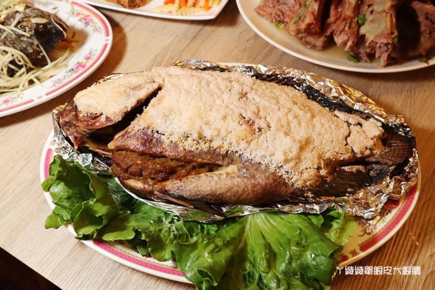 跨國越泰美食搬家了！超浮誇泰式排骨滑山，新竹美食推薦必吃泰式串烤跟越式排骨湯麵