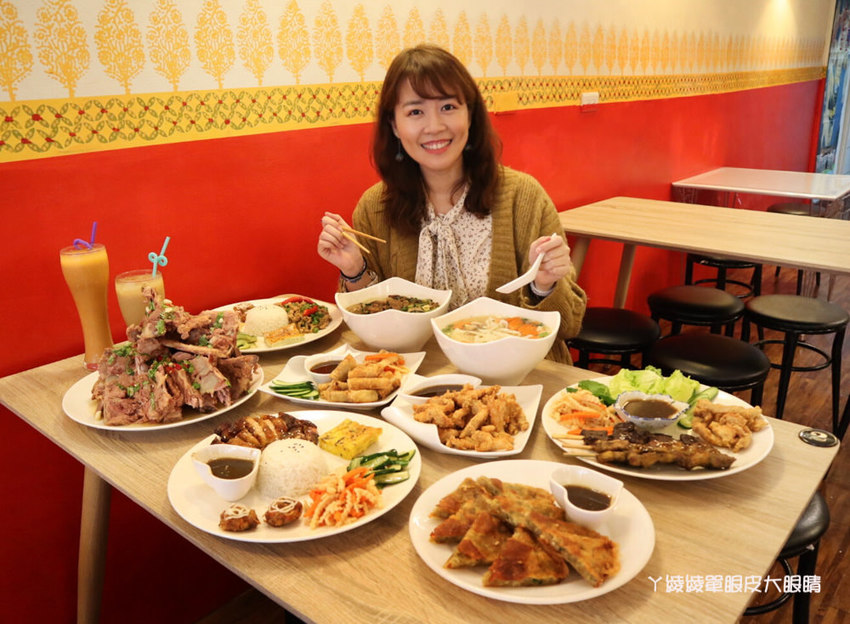 跨國越泰美食搬家了！超浮誇泰式排骨滑山，新竹美食推薦必吃泰式串烤跟越式排骨湯麵