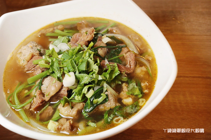 跨國越泰美食搬家了！超浮誇泰式排骨滑山，新竹美食推薦必吃泰式串烤跟越式排骨湯麵