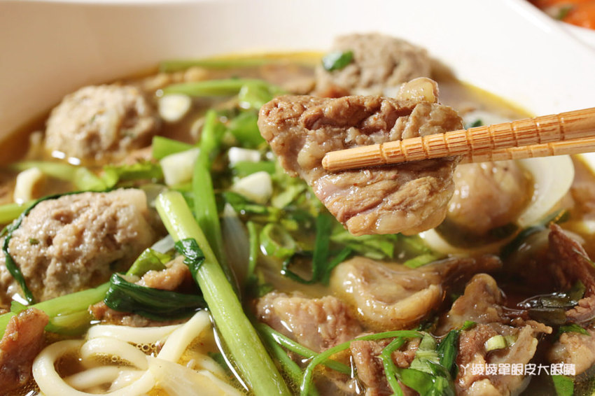 跨國越泰美食搬家了！超浮誇泰式排骨滑山，新竹美食推薦必吃泰式串烤跟越式排骨湯麵