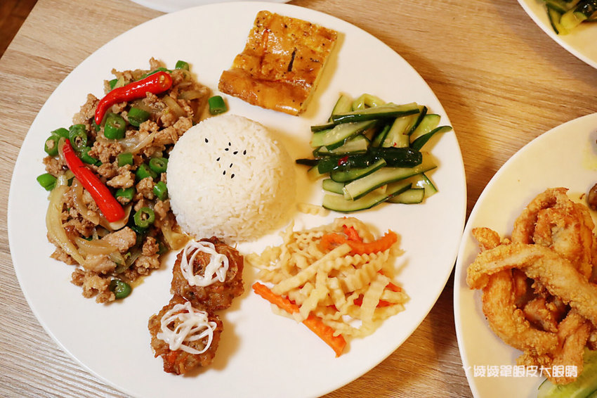 跨國越泰美食搬家了！超浮誇泰式排骨滑山，新竹美食推薦必吃泰式串烤跟越式排骨湯麵