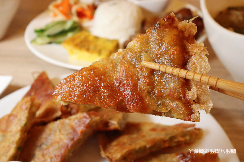 跨國越泰美食搬家了！超浮誇泰式排骨滑山，新竹美食推薦必吃泰式串烤跟越式排骨湯麵