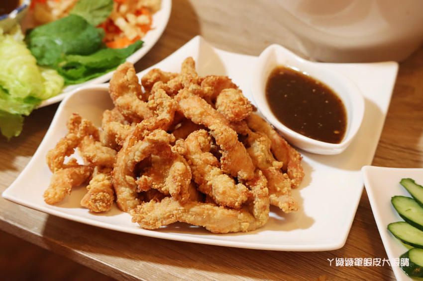 跨國越泰美食搬家了！超浮誇泰式排骨滑山，新竹美食推薦必吃泰式串烤跟越式排骨湯麵