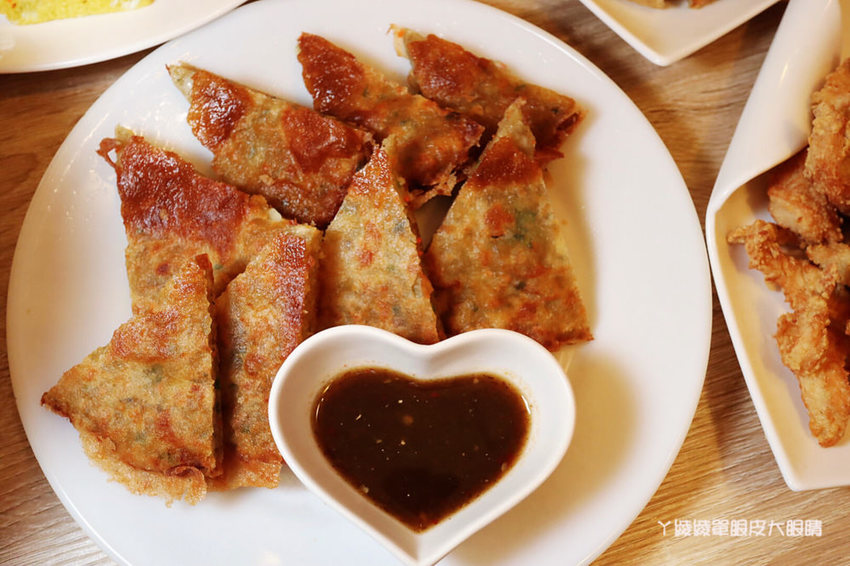 跨國越泰美食搬家了！超浮誇泰式排骨滑山，新竹美食推薦必吃泰式串烤跟越式排骨湯麵