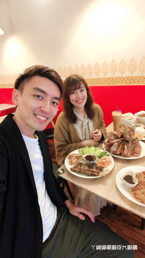 跨國越泰美食搬家了！超浮誇泰式排骨滑山，新竹美食推薦必吃泰式串烤跟越式排骨湯麵