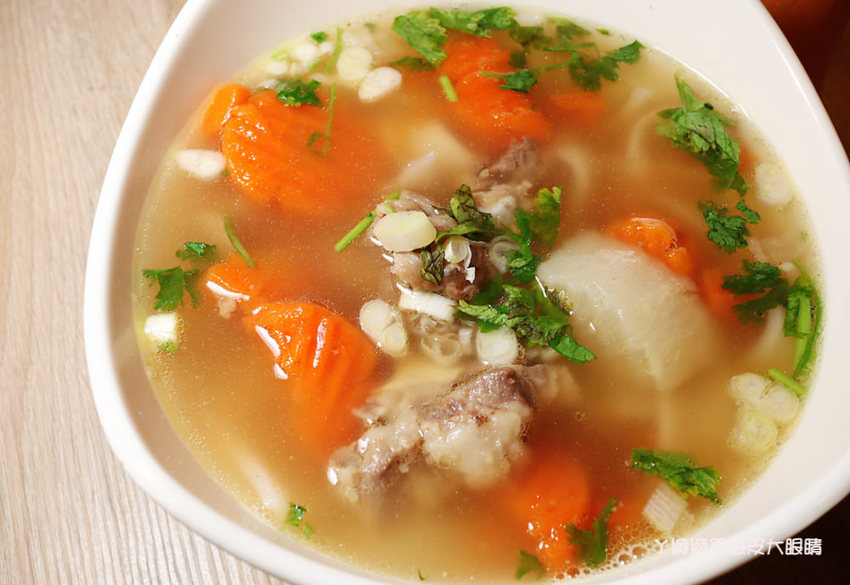 跨國越泰美食搬家了！超浮誇泰式排骨滑山，新竹美食推薦必吃泰式串烤跟越式排骨湯麵