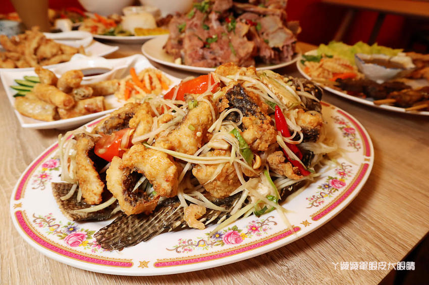 跨國越泰美食搬家了！超浮誇泰式排骨滑山，新竹美食推薦必吃泰式串烤跟越式排骨湯麵