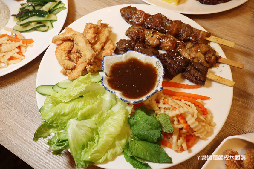 跨國越泰美食搬家了！超浮誇泰式排骨滑山，新竹美食推薦必吃泰式串烤跟越式排骨湯麵