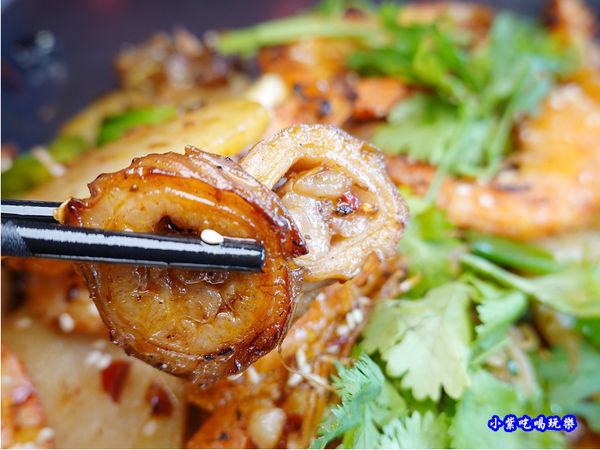 鐵鍬乾鍋肥腸香辣蝦-十三涮四川料理 (1).jpg