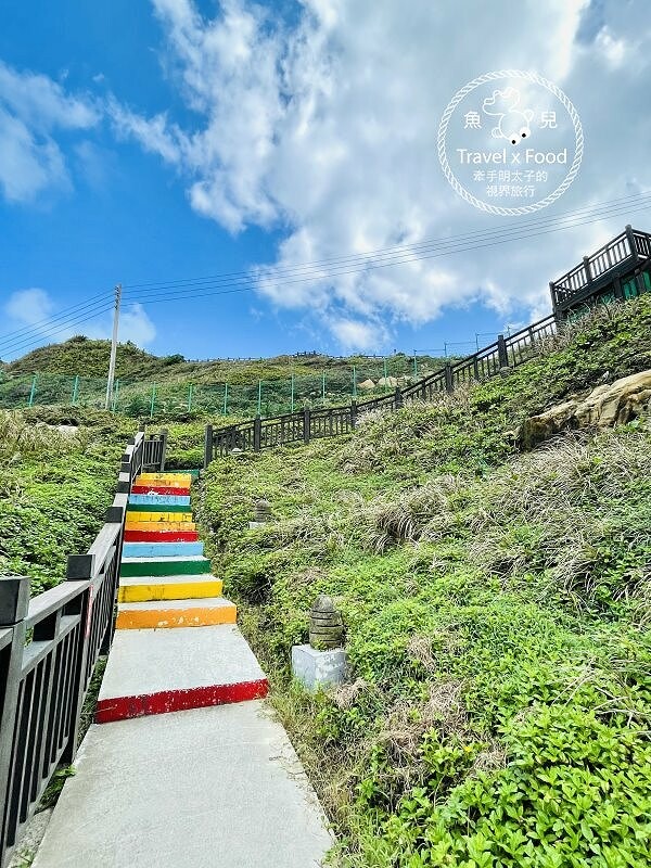 披著迷彩外衣的建築，沿著彩虹階梯通往海崖上的咖啡館，一起來聽濤cafe，讓貓咪小濤陪伴你 @魚兒 x 牽手明太子的「視」界旅行