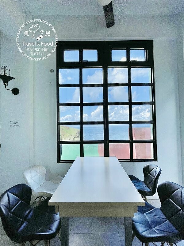 披著迷彩外衣的建築，沿著彩虹階梯通往海崖上的咖啡館，一起來聽濤cafe，讓貓咪小濤陪伴你 @魚兒 x 牽手明太子的「視」界旅行